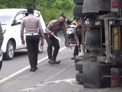 Nggak Kuat Menanjak, Mobil Dalmas Polda Gorontalo Terguling