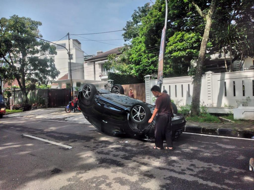 Mobil Dikemudikan Wanita Terguling di Bandung, Begini Kronologinya