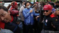 Momen Anies Temui Massa Buruh di Depan Balai Kota DKI