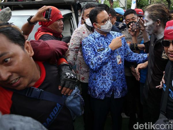 Momen Anies Temui Massa Buruh di Depan Balai Kota DKI