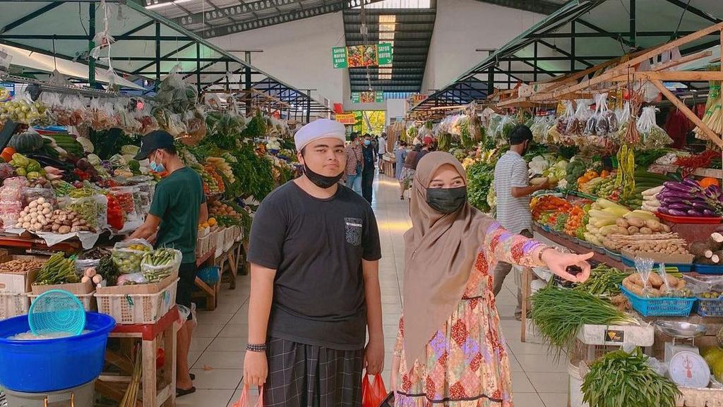 Nadzira Shafa, Istri Ameer Azzikra yang Hobi Belanja ke Pasar Tradisional
