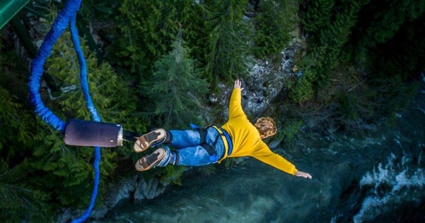 Olahraga bungee jumping cocok dilakukan para adrenaline junkie/Foto: Freepik.com/Waynechong45