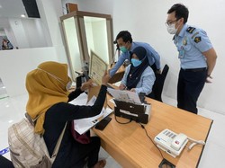 Antrean Bikin Offline Paspor Mulai Subuh, Berat tapi Agak Membantu