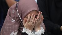 Nikah 5 Bulan Lalu, Tangis Istri Pecah di Depan Makam Ameer Azzikra