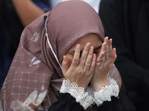 Nikah 5 Bulan Lalu, Tangis Istri Pecah di Depan Makam Ameer Azzikra Nikah 5 Bulan Lalu, Tangis Istri Pecah di Depan Makam Ameer Azzikra