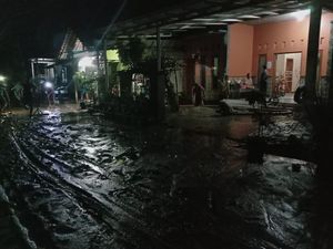 Banjir Bandang Terjang Wonosoco Kudus, 1 Rumah Warga Ambruk