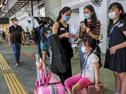 Kasus COVID-19 di Malaysia Ngegas, Warga Mulai Borong Masker