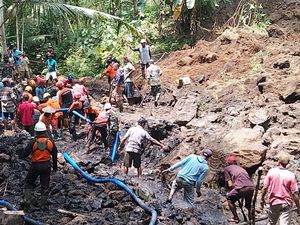 Seorang Petani di Malang Tewas Tertimbun Longsor Seorang Petani di Malang Tewas Tertimbun Longsor