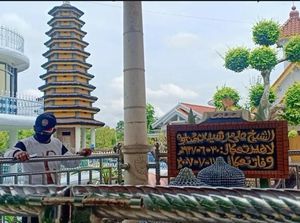 Rumah Megah Ini Bak Istana yang Instagramable, Tapi Kok Banyak Peziarah?