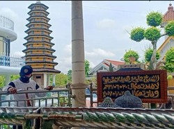 Rumah Megah Ini Bak Istana yang Instagramable, Tapi Kok Banyak Peziarah?