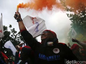 Geruduk Balai Kota DKI, Buruh Minta Anies Revisi UMP DKI Siang Ini Geruduk Balai Kota DKI, Buruh Minta Anies Revisi UMP DKI Siang Ini