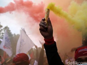 Ketika Warna-warni Suar Asap Meriahkan Demo Buruh