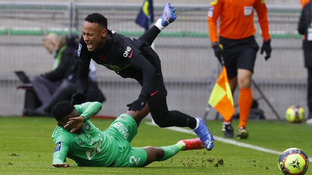 Soccer Football - Ligue 1 - AS Saint-Etienne v Paris St Germain - Stade Geoffroy-Guichard, Saint-Etienne, France - November 28, 2021 Paris St Germain's Neymar in action with AS Saint-Etienne's Alpha Sissoko REUTERS/Eric Gaillard