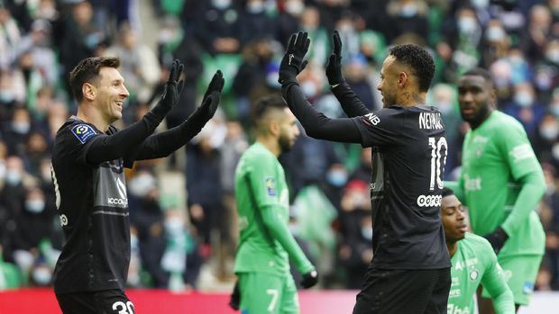 Soccer Football - Ligue 1 - AS Saint-Etienne v Paris St Germain - Stade Geoffroy-Guichard, Saint-Etienne, France - November 28, 2021 Paris St Germain's Neymar celebrates scoring their first goal with Lionel Messi before it is disallowed after a VAR review REUTERS/Eric Gaillard