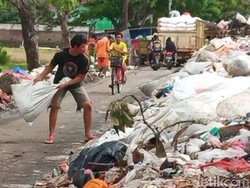 Duh, Sampah di Pamanukan Dibiarkan Menggunung-Menutup Jalan