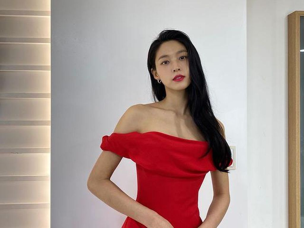 Seolhyun AOA Tampil Memesona dengan Gaun Merah