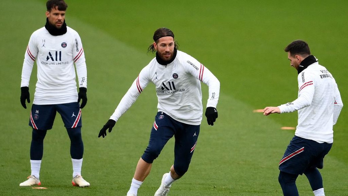 Sergio Ramos akhirnya satu tim dengan Lionel Messi (Foto: AFP/FRANCK FIFE)