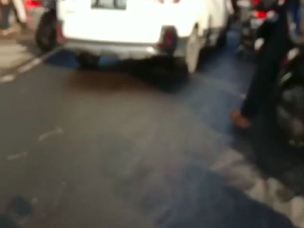 Hati-hati Licin! Ada Tumpahan Oli di Jl Raya Bogor Depok Hati-hati Licin! Ada Tumpahan Oli di Jl Raya Bogor Depok