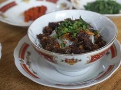 Lamak Bana! Soto Padang Isi Daging Crispy di Warung yang Dirintis 79 Tahun Lalu