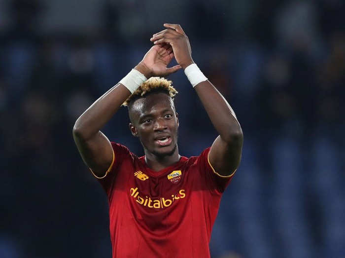 ROME, ITALY - NOVEMBER 28: Tammy Abraham of AS Roma applauds the fans after the Serie A match between AS Roma and Torino FC at Stadio Olimpico on November 28, 2021 in Rome, Italy. (Photo by Paolo Bruno/Getty Images)