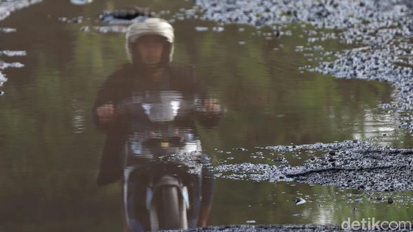 Tolong! Jalan Alternatif di Perbatasan Bandung Rusak-Tergenang