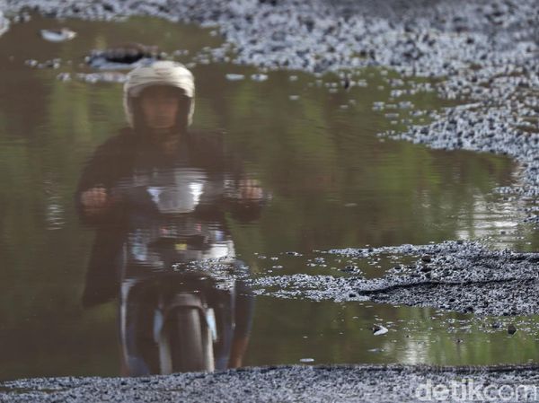 Tolong! Jalan Alternatif di Perbatasan Bandung Rusak-Tergenang