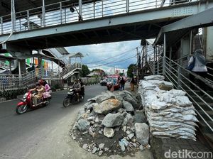 Kok Bisa, Tumpukan Material yang Bikin Sempit Jalan Kramat Jati Dibiarkan Saja