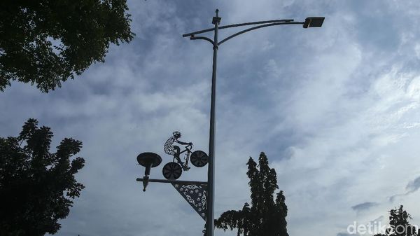 Ada Sepeda di Lampu Jalan Senopati Lho