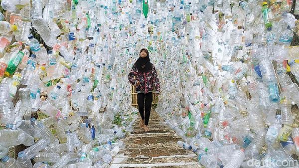 7 Potret Aeshnina, Remaja Aktivis Lingkungan Saat Susur Brantas hingga COP26