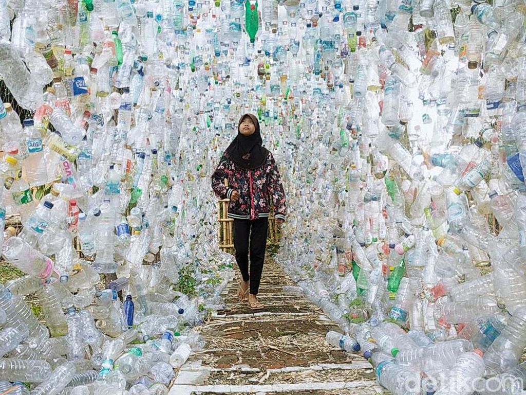 7 Potret Aeshnina, Remaja Aktivis Lingkungan Saat Susur Brantas hingga COP26 7 Potret Aeshnina, Remaja Aktivis Lingkungan Saat Susur Brantas hingga COP26
