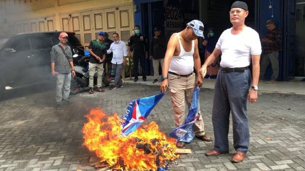 Potret Kader Demokrat Riau Bakar Atribut Buntut Kecewa ke AHY