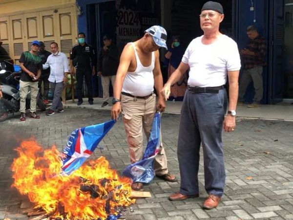 Potret Kader Demokrat Riau Bakar Atribut Buntut Kecewa ke AHY