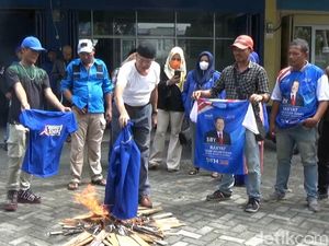 Ribut Gegara AHY Restui Musda Bikin Kader PD Riau Bakar Atribut Ribut Gegara AHY Restui Musda Bikin Kader PD Riau Bakar Atribut