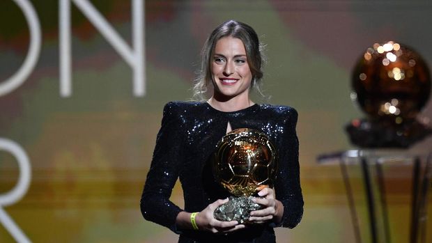 PARIS, FRANCE - NOVEMBER 29: Alexia Putellas (FC Barcelona) is awarded with the Ballon D'Or Trophy during the Ballon D'Or ceremony at Theatre du Chateleton November 29, 2021 in Paris, France. (Photo by Aurelien Meunier/Getty Images)