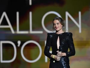 Gaya Seksi-Glamor Alexia Putellas Saat Terima Penghargaan Ballon DOr