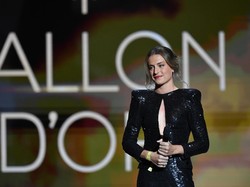 Gaya Seksi-Glamor Alexia Putellas Saat Terima Penghargaan Ballon DOr