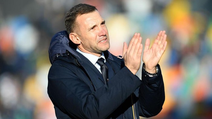 UDINE, ITALY - NOVEMBER 28: Andriy Shevchenko head coach of Genoa CFC greet his fans during the Serie A match between Udinese Calcio and Genoa CFC at Dacia Arena on November 28, 2021 in Udine, Italy. (Photo by Alessandro Sabattini/Getty Images)