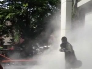 Detik-detik Pengungsi Afghanistan Bakar Diri di Depan UNHCR Medan Detik-detik Pengungsi Afghanistan Bakar Diri di Depan UNHCR Medan
