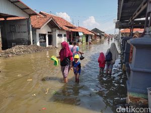 Banjir Rob Genangi Pesisir Brebes, Jalan-Permukiman Terendam