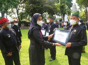 Bupati Ipuk Beri Penghargaan Penanganan Pandemi COVID-19 Bupati Ipuk Beri Penghargaan Penanganan Pandemi COVID-19