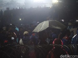 Buruh Masih Bertahan di Gedung Sate, Ridwan Kamil Ketemu Bima Arya dkk di Bogor