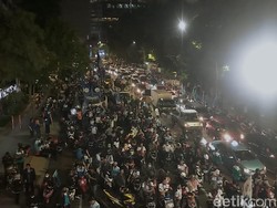 Buruh Blokade Jalan Basuki Rahmat, 6 Truk Diparkir Berjajar di Tengah