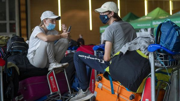 Dicekal Sejumlah Negara, Pelancong di Bandara Afsel Frustasi