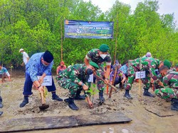 Divif 2 Kostrad Bagikan Sembako ke Warga Banyuwangi Terdampak Pandemi
