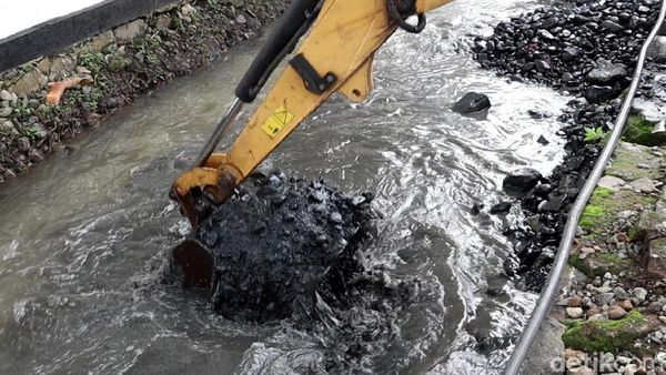 DPU Kota Bandung Keruk Sedimentasi di Saluran Drainase Ujungberung
