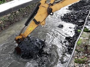 DPU Kota Bandung Keruk Sedimentasi di Saluran Drainase Ujungberung
