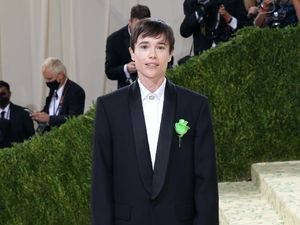 Elliot Page Ungkap Wanita Pertama yang Dia Tiduri Sebelum Jadi Transgender Elliot Page Ungkap Wanita Pertama yang Dia Tiduri Sebelum Jadi Transgender