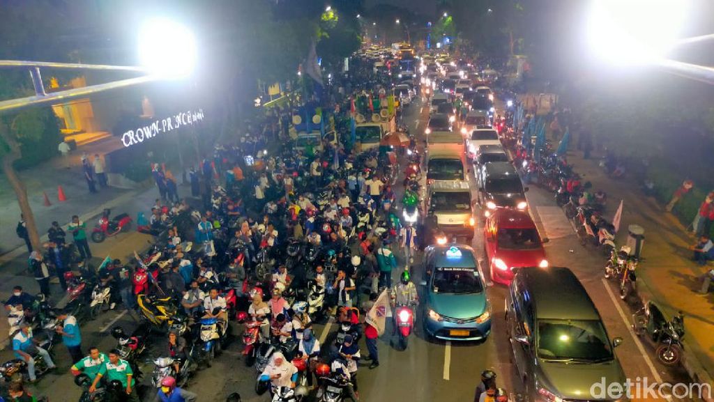 Foto-foto Buruh Blokade Jalan di Surabaya