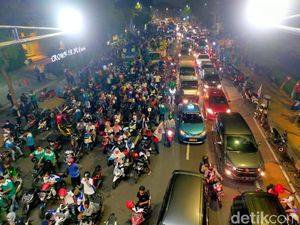 Foto-foto Buruh Blokade Jalan di Surabaya