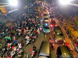 Saat Buruh Blokade Jalan Basuki Rahmat Surabaya, Parkir 6 Truk di Tengah